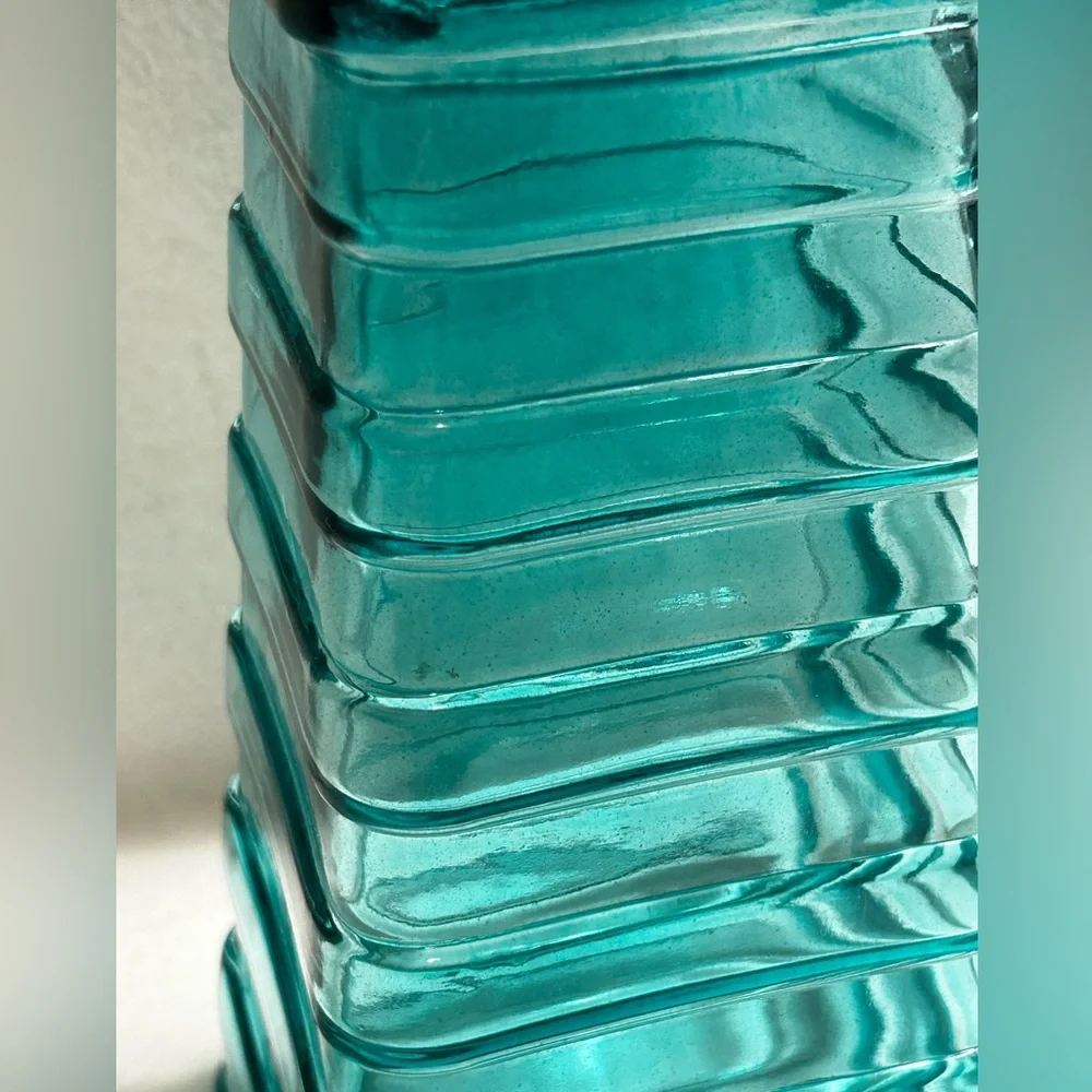 RIBBED GLASS VASE